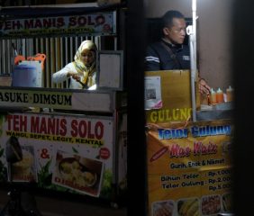 Minuman dan Jajanan Kekinian Tahan Banting: Pedagang Kaki Lima Rawa Buaya Beradaptasi di Tengah Inflasi