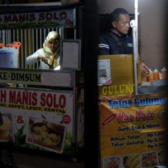Minuman dan Jajanan Kekinian Tahan Banting: Pedagang Kaki Lima Rawa Buaya Beradaptasi di Tengah Inflasi