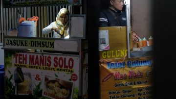 Minuman dan Jajanan Kekinian Tahan Banting: Pedagang Kaki Lima Rawa Buaya Beradaptasi di Tengah Inflasi