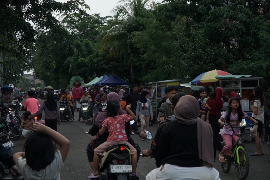 Jalan Lingkungan Disesaki Pedagang dan Kendaraan, Warga Keluhkan Kemacetan di Akhir Pekan