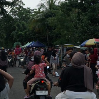 Jalan Lingkungan Disesaki Pedagang dan Kendaraan, Warga Keluhkan Kemacetan di Akhir Pekan