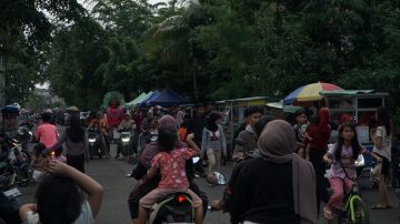 Jalan Lingkungan Disesaki Pedagang dan Kendaraan, Warga Keluhkan Kemacetan di Akhir Pekan