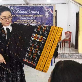 NTT : Dukung Budaya Tenun, Julie Laiskodat Sambangi Kelompok Tenun Ikat Langa