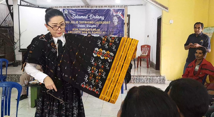 NTT : Dukung Budaya Tenun, Julie Laiskodat Sambangi Kelompok Tenun Ikat Langa