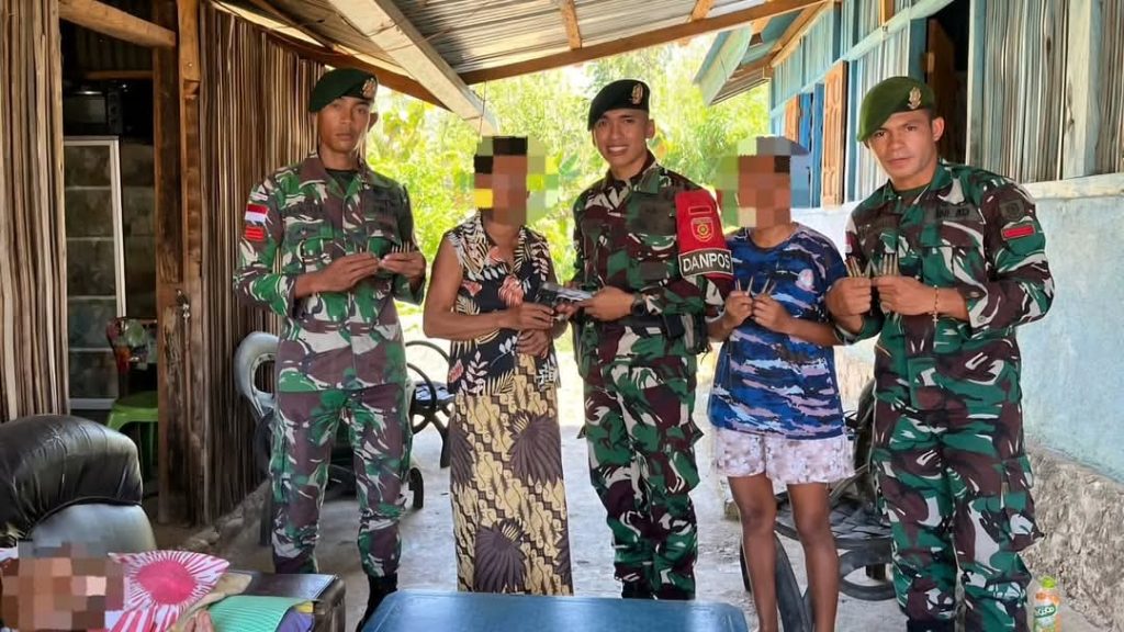 Warga Serahkan Senjata dan Amunisi Kepada Satgas Pamtas Yonarmed 12 Kostrad