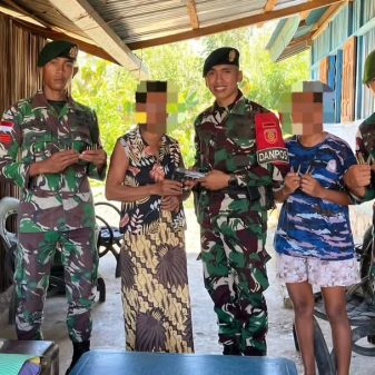 Warga Serahkan Senjata dan Amunisi Kepada Satgas Pamtas Yonarmed 12 Kostrad 