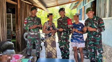 Warga Serahkan Senjata dan Amunisi Kepada Satgas Pamtas Yonarmed 12 Kostrad 