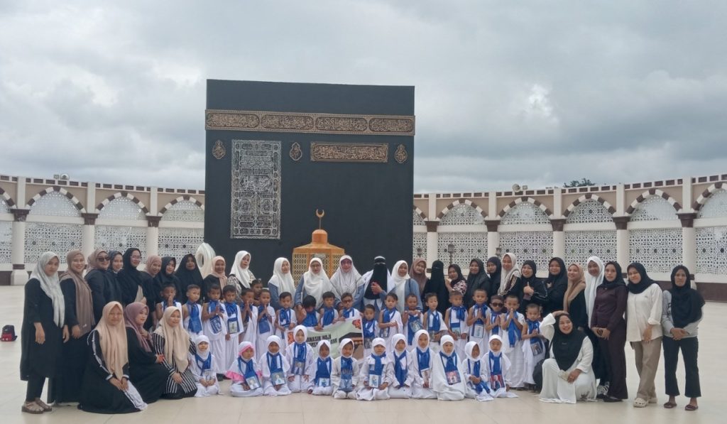 Kegiatan Edukatif Diikuti Puluhan Murid Dari TK Hamsyar Islami Maros Dengan Lakukan Manasik Haji Cilik