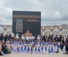 Kegiatan Edukatif Diikuti Puluhan Murid Dari TK Hamsyar Islami Maros Dengan Lakukan Manasik Haji Cilik