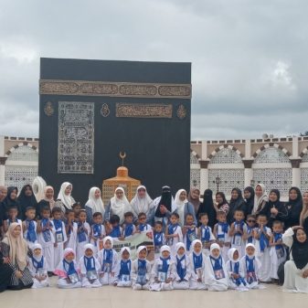 Kegiatan Edukatif Diikuti Puluhan Murid Dari TK Hamsyar Islami Maros Dengan Lakukan Manasik Haji Cilik