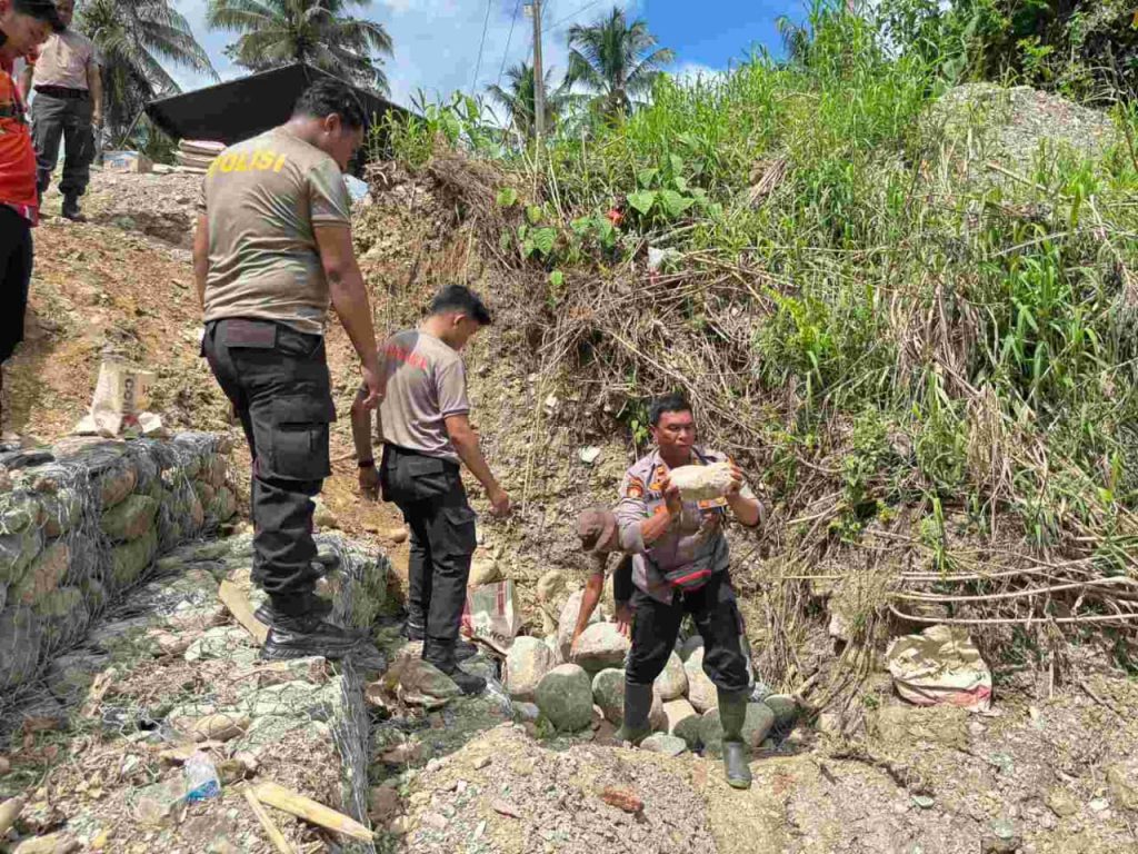 Aparat Gabungan Polres Tolitoli dan Brimob Percepat Pembangunan Jembatan Silondou