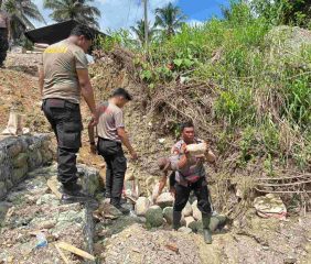 Aparat Gabungan Polres Tolitoli dan Brimob Percepat Pembangunan Jembatan Silondou