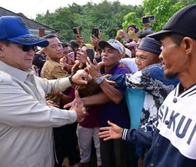 Presiden Prabowo Tinjau Kondisi Pengungsi dan Pembangunan Huntara di Agam