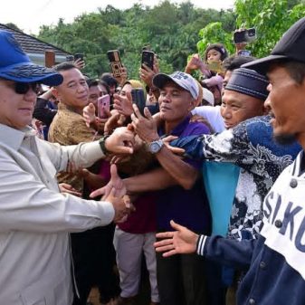 Presiden Prabowo Tinjau Kondisi Pengungsi dan Pembangunan Huntara di Agam