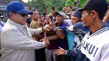 Presiden Prabowo Tinjau Kondisi Pengungsi dan Pembangunan Huntara di Agam