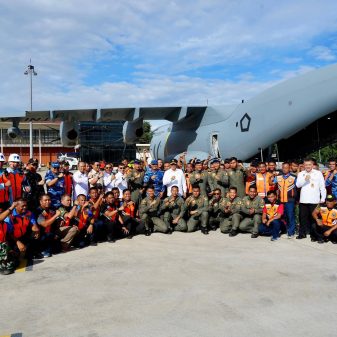 Menko Polkam Apresiasi Kinerja Kru Pesawat Pengiriman Logistik Bencana