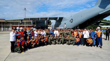Menko Polkam Apresiasi Kinerja Kru Pesawat Pengiriman Logistik Bencana