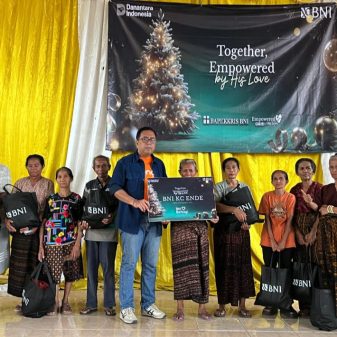 Sambut Nataru BNI Cabang Ende NTT Berikan Ratusan Paket Sembako 