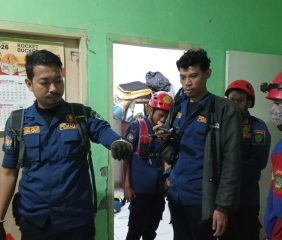 Ular Masuk Rumah Warga, Damkar Maros Sigap Walau Sudah Dini Hari