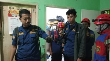 Ular Masuk Rumah Warga, Damkar Maros Sigap Walau Sudah Dini Hari