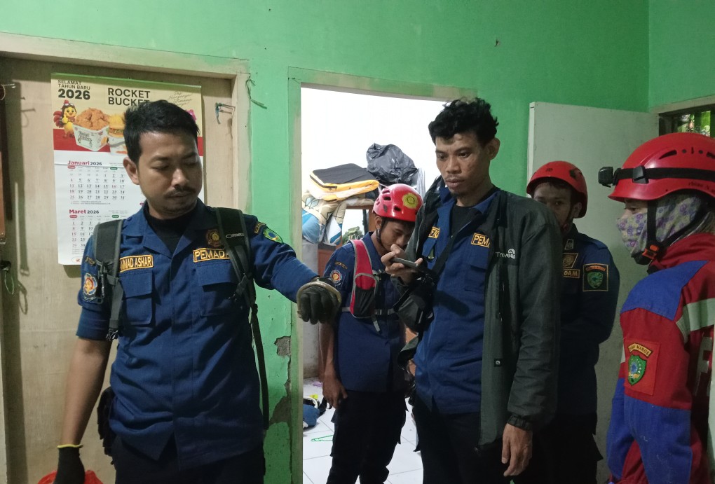 Ular Masuk Rumah Warga, Damkar Maros Sigap Walau Sudah Dini Hari