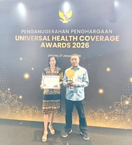 Wakil Bupati Ngada Bernadinus Ngebu Terima Penghargaan Universal Health Coverage Awars 2026
