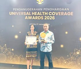 Wakil Bupati Ngada Bernadinus Ngebu Terima Penghargaan Universal Health Coverage Awars 2026