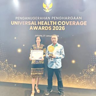 Wakil Bupati Ngada Bernadinus Ngebu Terima Penghargaan Universal Health Coverage Awars 2026