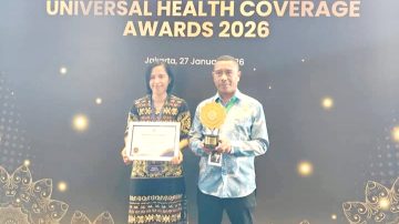 Wakil Bupati Ngada Bernadinus Ngebu Terima Penghargaan Universal Health Coverage Awars 2026