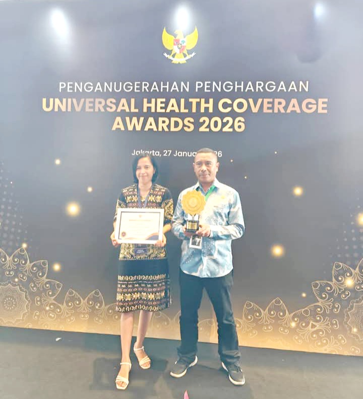 Wakil Bupati Ngada Bernadinus Ngebu Terima Penghargaan Universal Health Coverage Awars 2026