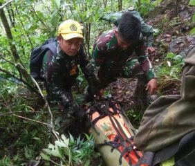 Prajurit TNI Temukan Enam Korban Kecelakaan Pesawat ATR 42-500