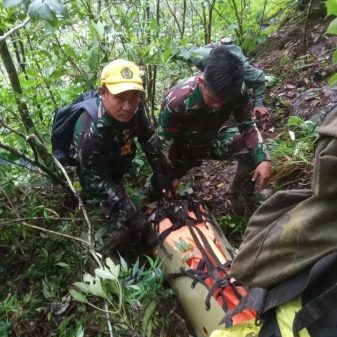 Prajurit TNI Temukan Enam Korban Kecelakaan Pesawat ATR 42-500