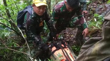 Prajurit TNI Temukan Enam Korban Kecelakaan Pesawat ATR 42-500