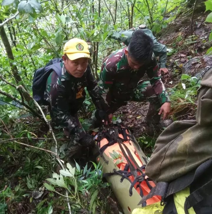 Prajurit TNI Temukan Enam Korban Kecelakaan Pesawat ATR 42-500