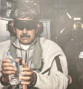 Foto Presiden Venezuela, Nicolas Maduro, dalam tahanan Kapal Angkatan Laut AS, mata ditutup dan tangan diborgol