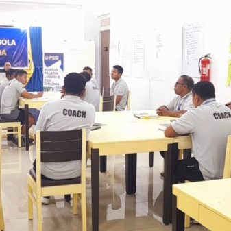 Julie Sutrisno Laiskodat Dukung Kursus Pelatih Sepak Bola Lisensi D di Ngada