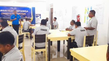 Julie Sutrisno Laiskodat Dukung Kursus Pelatih Sepak Bola Lisensi D di Ngada