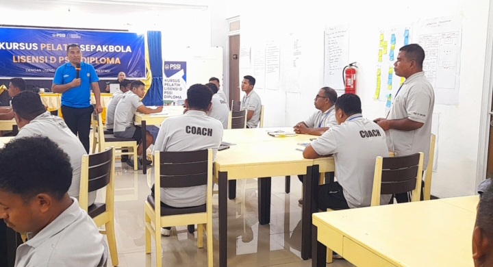 Julie Sutrisno Laiskodat Dukung Kursus Pelatih Sepak Bola Lisensi D di Ngada