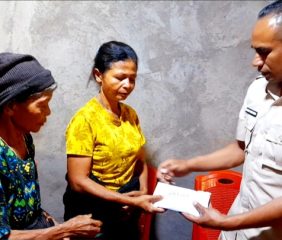 Dua Kader Gerindra NTT Serahkan Uang Duka Anak SD Bunuh Diri di Ngada
