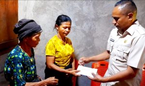 Kader Gerindra, Rudolf Aqroz Wogo selaku OKK DPC Gerindra Ngada, sekaligus Wakil Ketua I DPRD Ngada menyerahkan uang duka kepada Ibu kandung korban, (4/2).