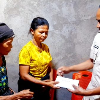 Dua Kader Gerindra NTT Serahkan Uang Duka Anak SD Bunuh Diri di Ngada