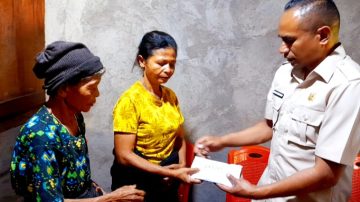 Dua Kader Gerindra NTT Serahkan Uang Duka Anak SD Bunuh Diri di Ngada