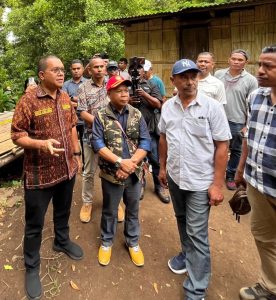Gubernur NTT bersama Bupati dan Wakil Bupati Ngada melayat di rumah duka, (7/2/2026)