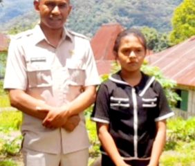 Wakil Rakyat Ngada Rudi Wogo Ambil Alih Sekolahkan Kakak dari Bocah YBR Bersama Tiga Kawannya