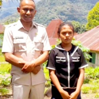 Wakil Rakyat Ngada Rudi Wogo Ambil Alih Sekolahkan Kakak dari Bocah YBR Bersama Tiga Kawannya