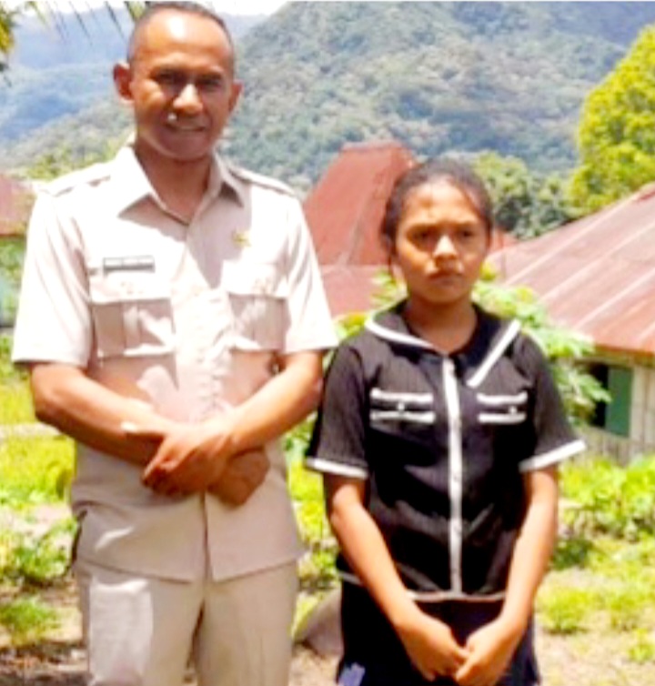 Wakil Rakyat Ngada Rudi Wogo Ambil Alih Sekolahkan Kakak dari Bocah YBR Bersama Tiga Kawannya