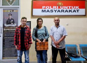 Foto : Andre Lado, S.H., (kiri), korban penelantaran Welmince Rohi Doma (tengah) dan Rusydi Maga, S.H. (kanan).