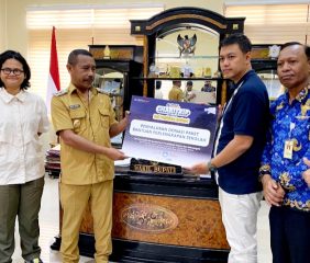 Wabup Bernadinus Dhey Apresiasi Kompas Bantu Peralatan Sekolah 210 Siswa di Ngada 