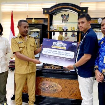 Wabup Bernadinus Dhey Apresiasi Kompas Bantu Peralatan Sekolah 210 Siswa di Ngada 