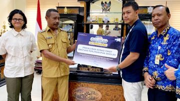 Wabup Bernadinus Dhey Apresiasi Kompas Bantu Peralatan Sekolah 210 Siswa di Ngada 